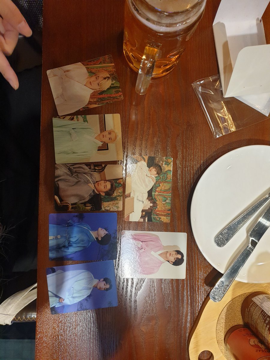 amoo_redo's tweet photo. 피맥집서 포카 언박싱ㅋㅋㅋㅋㅋ 다 너무 예뻐ㅠ 특전 지민이는 최애인 콩언니주고 옆선지민이로 데려와따😊 무엇보다 최고의 수확인 눕뷔.. 태형아 나도 같이 누워도 ㄷ.. https://t.co/Mf8uRT7zcN