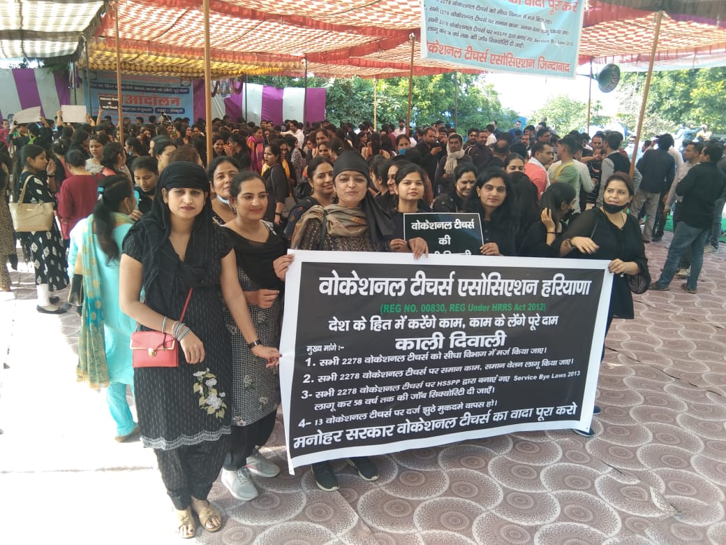 Kaushal98194753's tweet photo. शिक्षकों पर लाठी मारना
खट्टर जी शोभा नहीं देता
@mlkhattar @cmohry @BJP4Haryana @chkanwarpal @dpradhanbjp @PMOIndia
#VTAHaryana 
#BLACK_DIWALI_AGAINST_LATHICHARGE
#मनोहर_सरकार_वोकेशनल_टीचर्स_का_वादा_पूरा_करो https://t.co/wsL6ul67Sa