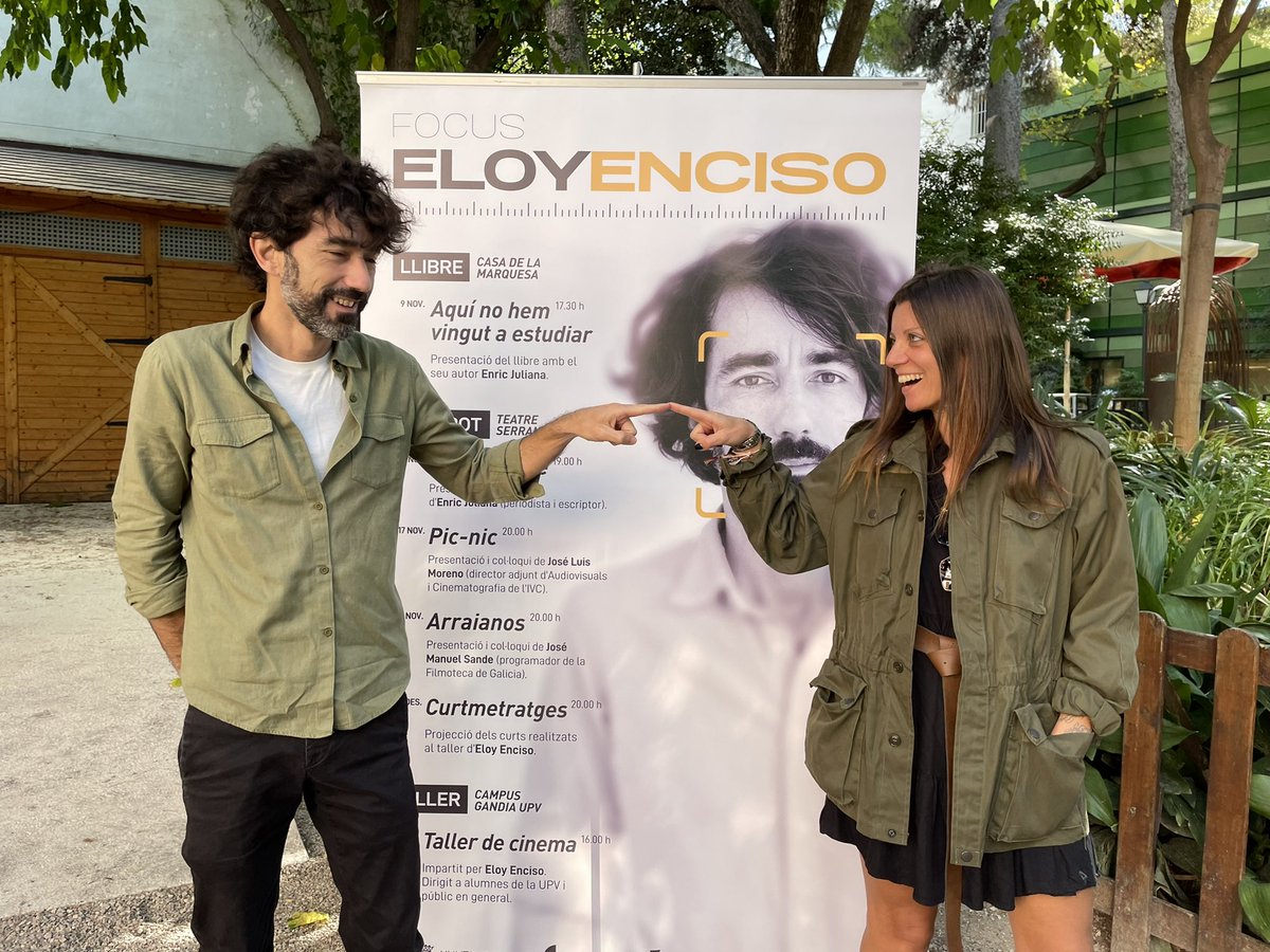 BegoDelPrado's tweet photo. No todos los días puedes hablar con un grande como #EloyEnciso ➡️ cineasta cuya peli “Longa noite” estuvo nominada a los premios Gaudí (mejor película europea).
La idea de la foto de representar “la Creación de Adan” de Miguel Ángel ha sido del propio director
📸 @alexoltra1 https://t.co/OWxQ21qjB4