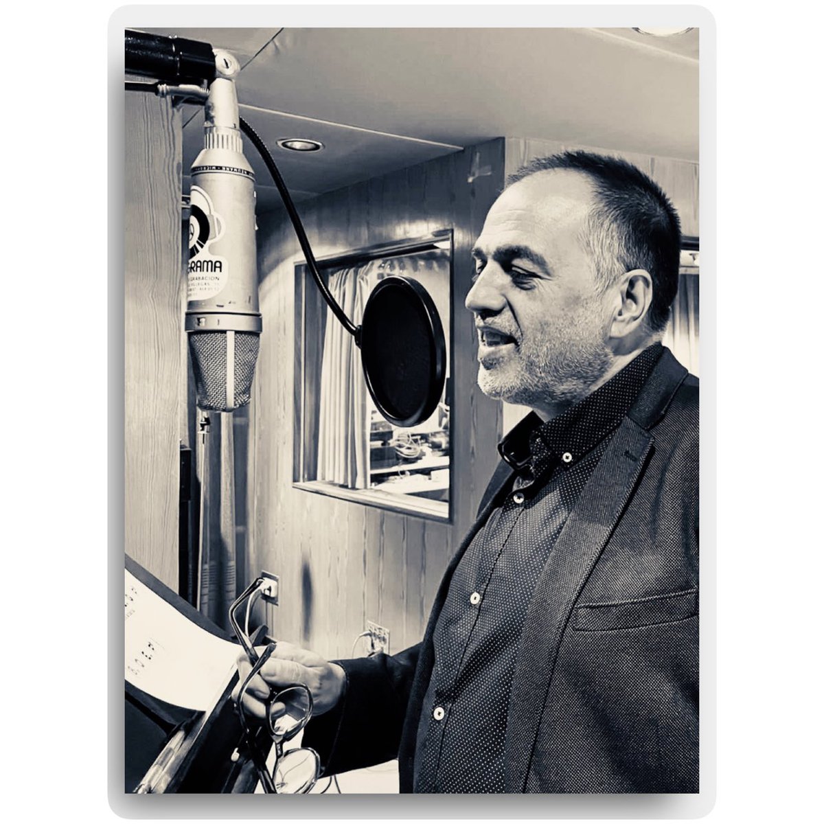 Frente al atril y el micrófono que recogió las voces de María Dolores Pradera, Serrat, <a href="/auroraguirado/">aurora guirado</a> y tantos artistas a los que admiré. Gracias a <a href="/pacortegamusic/">Paco Ortega</a>, hoy he visto cumplido un viejo sueño en los míticos <a href="/Musigramastudio/">Musigrama Estudios</a> …