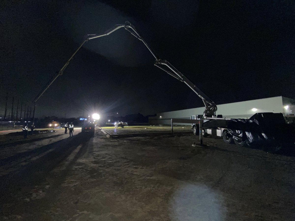 skyboxdcs's tweet photo. Nothing like an early morning slab pour! The teams at @ECIbuild, @ElementCrit, and @skyboxdcs are making great #progress on the Houston One #expansion!
#slab #tiltwall #construction #datacenter #Houston https://t.co/oeHCY4VMF4