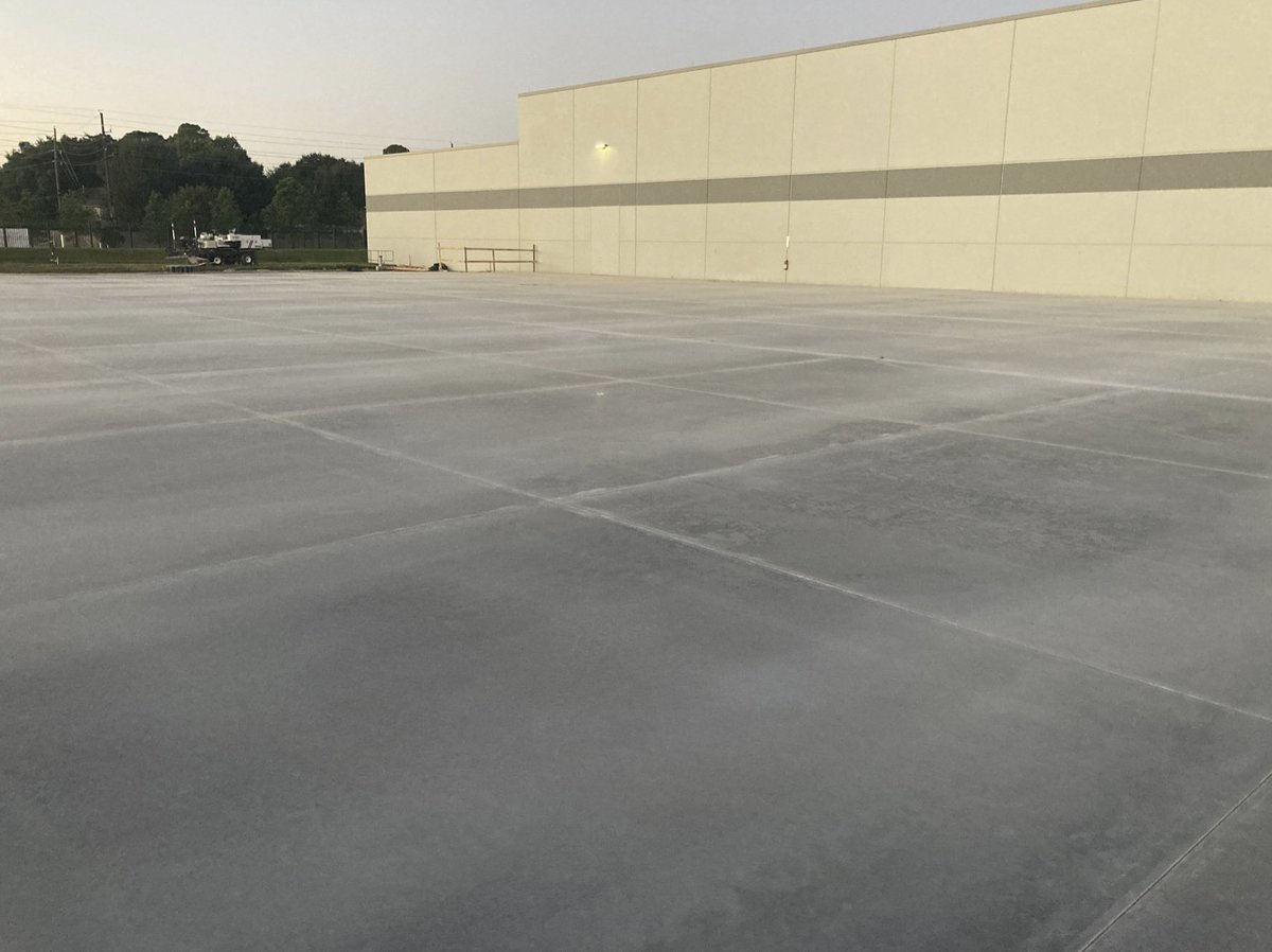 skyboxdcs's tweet photo. Nothing like an early morning slab pour! The teams at @ECIbuild, @ElementCrit, and @skyboxdcs are making great #progress on the Houston One #expansion!
#slab #tiltwall #construction #datacenter #Houston https://t.co/oeHCY4VMF4