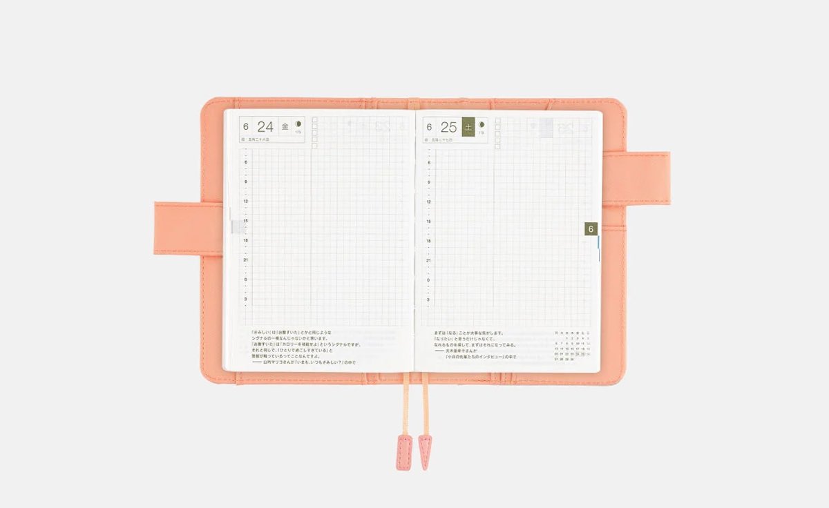 HOBONICHI - COVER SET 

Dreamy Soda라는 이름만큼이나 시원한 라이트 블루 컬러, 안쪽에 청량한 오렌지 핑크로 사랑스러움이 느껴지는 디자인입니다. 
고품질 폴리에스터로 만들어져 견고하면서도 표면에 은은한 광택이 있습니다. 💙