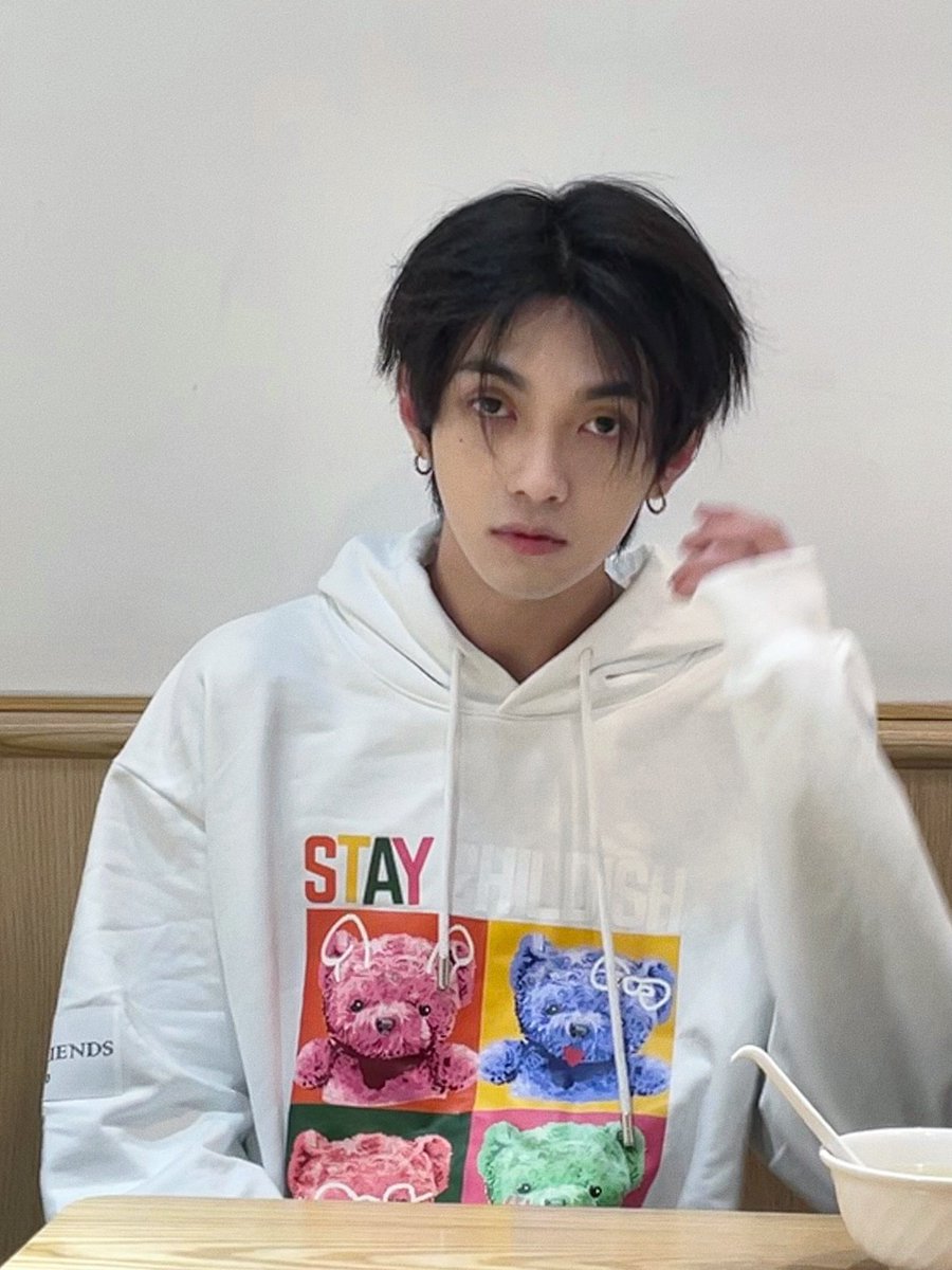 yehaorans's tweet photo. 211103 Ye Haoran’s Weibo update 

“Yesterday I took a taxi and sat at the front seat. The driver suddenly said that I’m the most handsome boy he’s ever seen. I sheepishly said「Thank you」then he added「If you grow out your hair a little, it’d be very pretty」”

#叶皓然 #YeHaoran https://t.co/TH8BPfu6iG