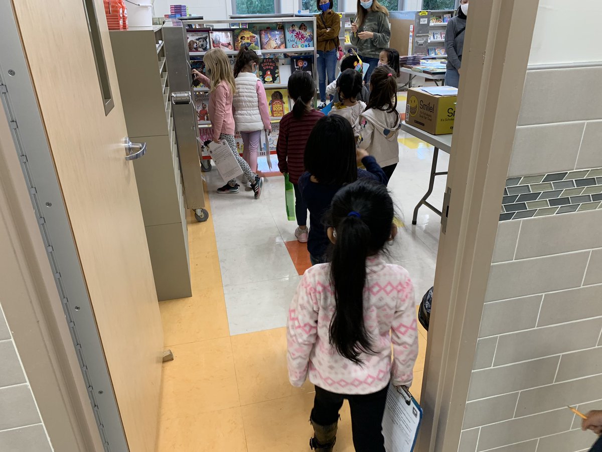 PARPrincipal's tweet photo. Welcome to the #parsonshcsd @PAR_PTA Book Fair! Great opportunity for students to engage with new books! @ParAPDriggers https://t.co/CFwBHSKVWt