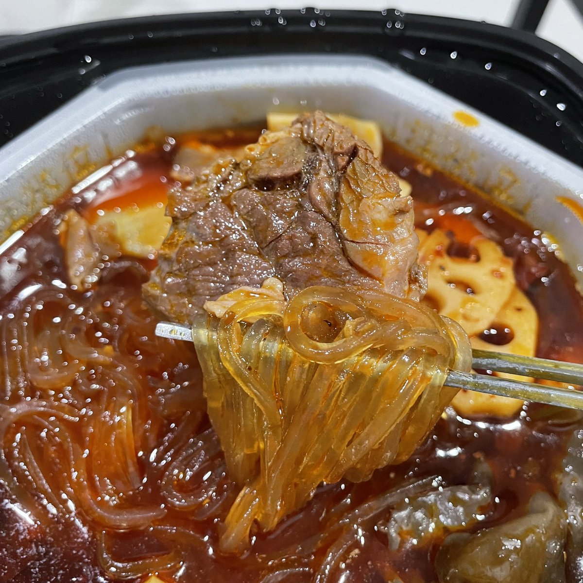 itfeelstory's tweet photo. อร่อยสมคำล่ำลือ หม่าล่าหม้อไฟไฮดิเหลา ซุปเข้มข้นมากแต่ไม่เผ็ด เครื่องจัดเต็ม เนื้อเป็นเนื้อและชิ้นใหญ่มาก เส้นหนึบๆ อร่อยม้ากกก ละให้อย่างเยอะ กินคนเดียวเกือบไม่หมด ไม่ต้องใช้ไฟด้วย ชอบมาก 🫕 https://t.co/XllIijlJx0