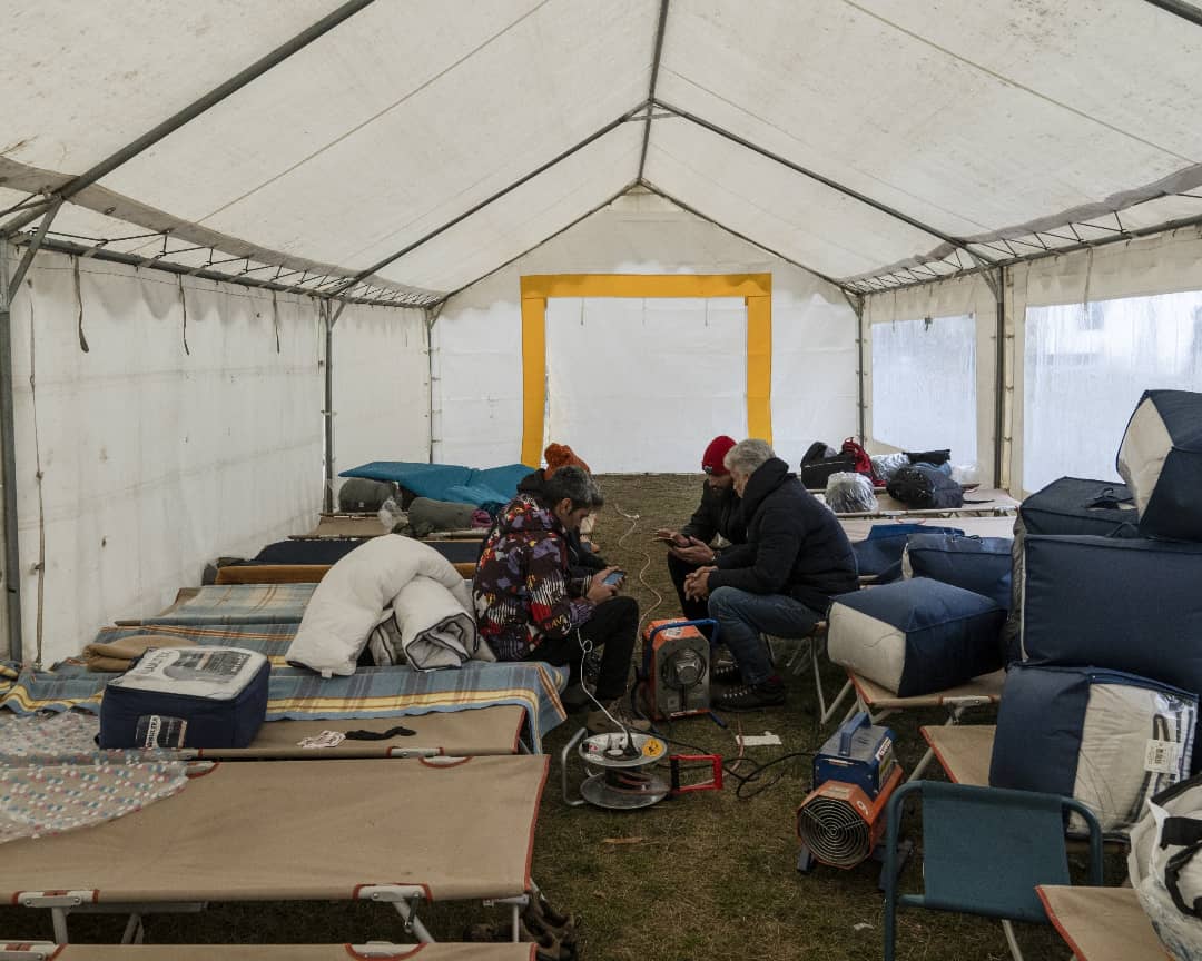 tousmigrants's tweet photo. [1/3] 3 novembre, 3ème jour de la trêve hivernale. La situation est dramatique. Alors que les premières neiges arrivent, 60 personnes ont dormi dans la salle paroissiale et dans des tentes, alors que les températures sont négatives. Toujours aucune nouvelle des pouvoirs publics. https://t.co/ObpCcdEBGb