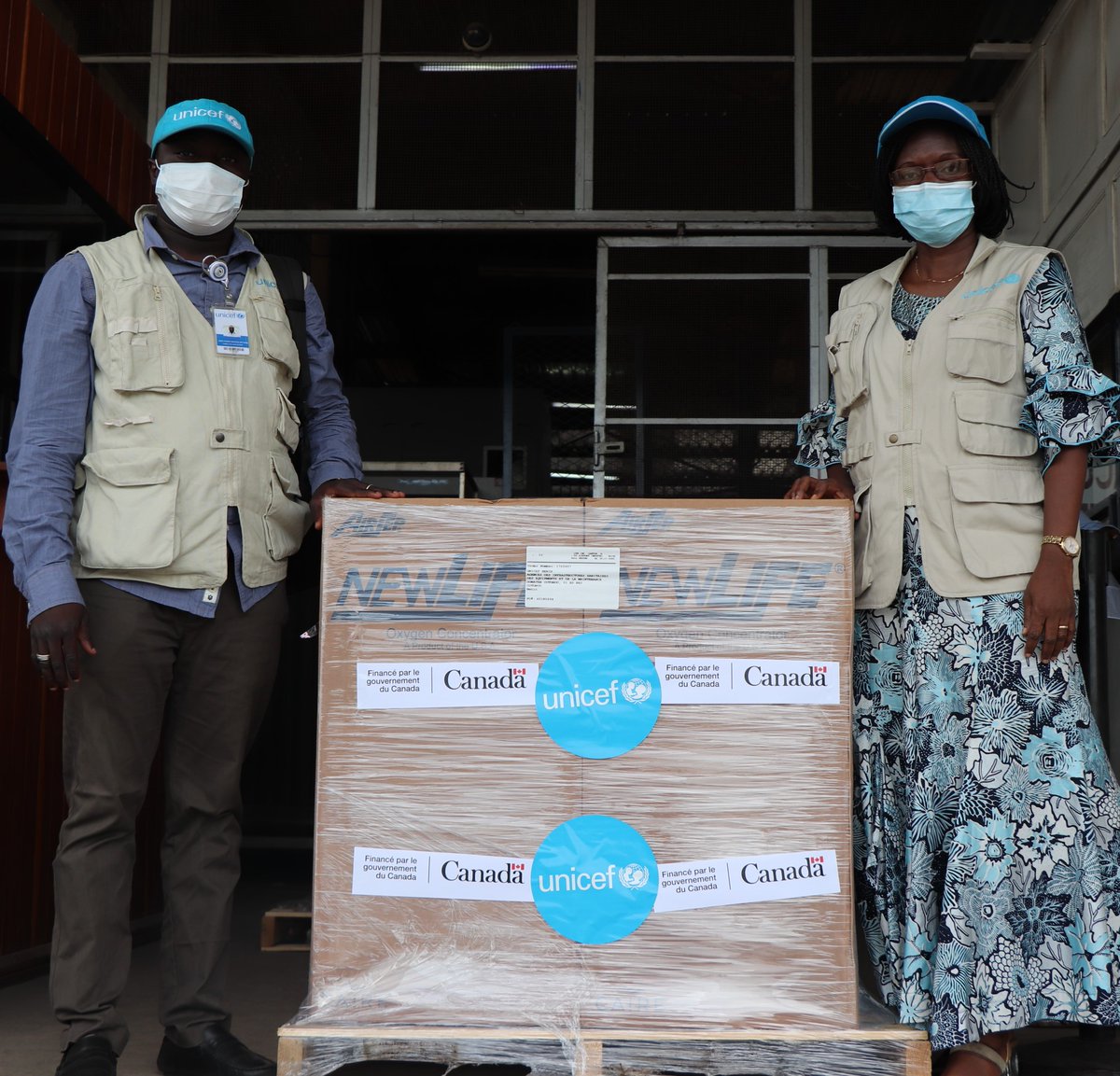 UNICEF_Benin's tweet photo. Le @gouvbenin 🇧🇯 @AmbCanBFA 🇨🇦 et  @UNICEF 🇺🇳ensemble pour lutter contre la COVID-19!

Réception hier de 50 concentrateurs d'oxygène financés par le Canada visant à soutenir les efforts du gouvernement pour répondre aux besoins en oxygène des personnes atteintes de la COVID-19. https://t.co/dezs561qWk