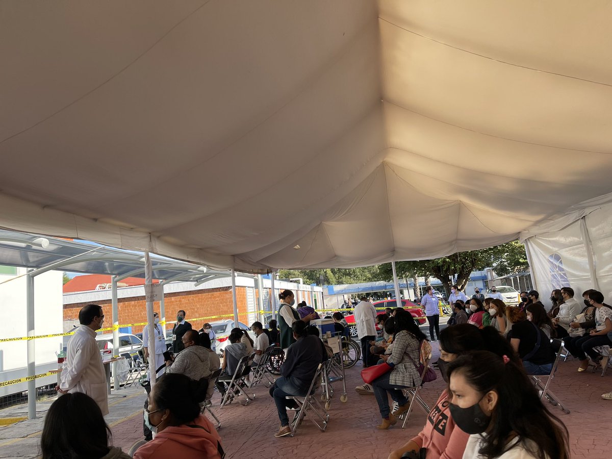SALONVIVENTI's tweet photo. Pésima organización para la vacuna de covid en adolescentes con alguna enfermedad! Los servidores de la nación llegan tarde y solo una enfermera está vacunando las demás solo viendo! Tenemos una hora sentados y nada. Y éramos los terceros en llegar! @saludjalisco @EnriqueAlfaroR https://t.co/NSqDgLch2k