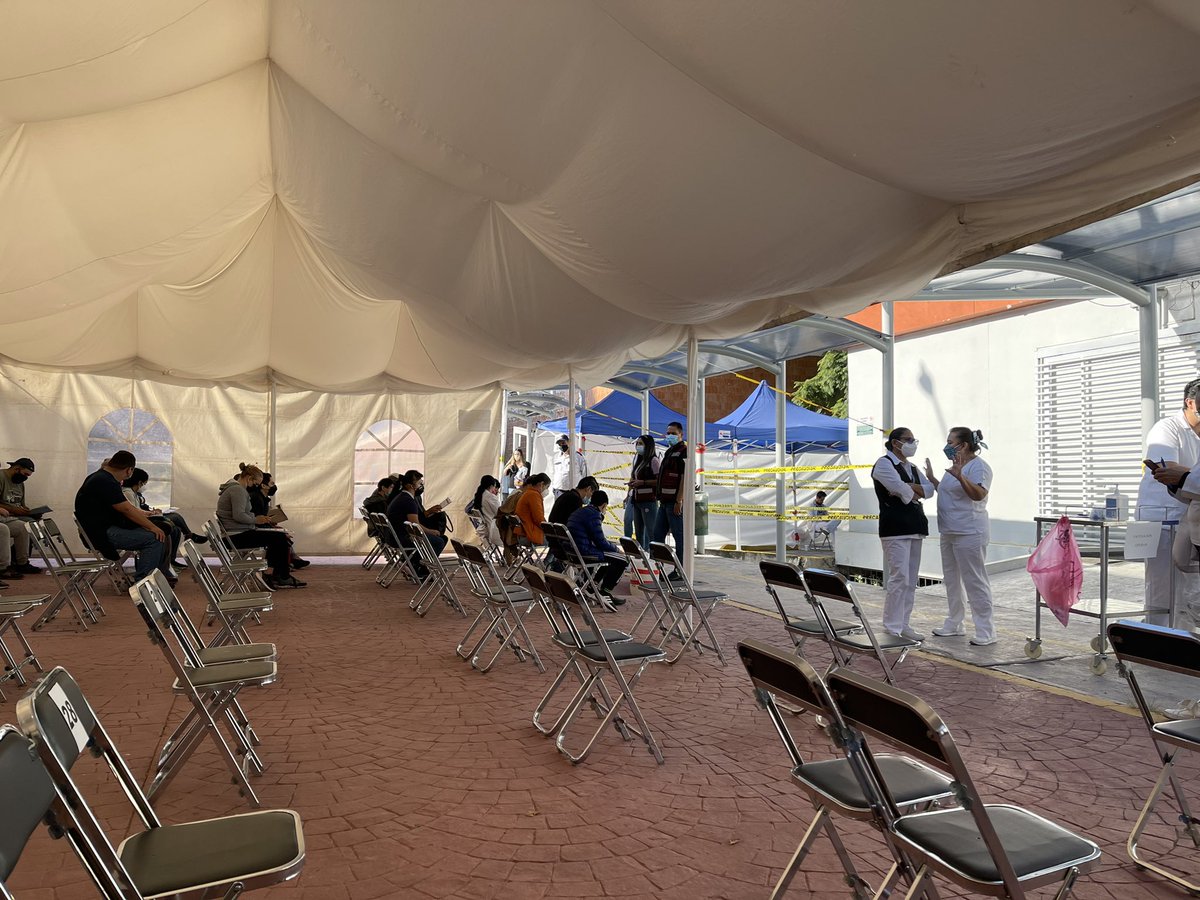 SALONVIVENTI's tweet photo. Pésima organización para la vacuna de covid en adolescentes con alguna enfermedad! Los servidores de la nación llegan tarde y solo una enfermera está vacunando las demás solo viendo! Tenemos una hora sentados y nada. Y éramos los terceros en llegar! @saludjalisco @EnriqueAlfaroR https://t.co/NSqDgLch2k