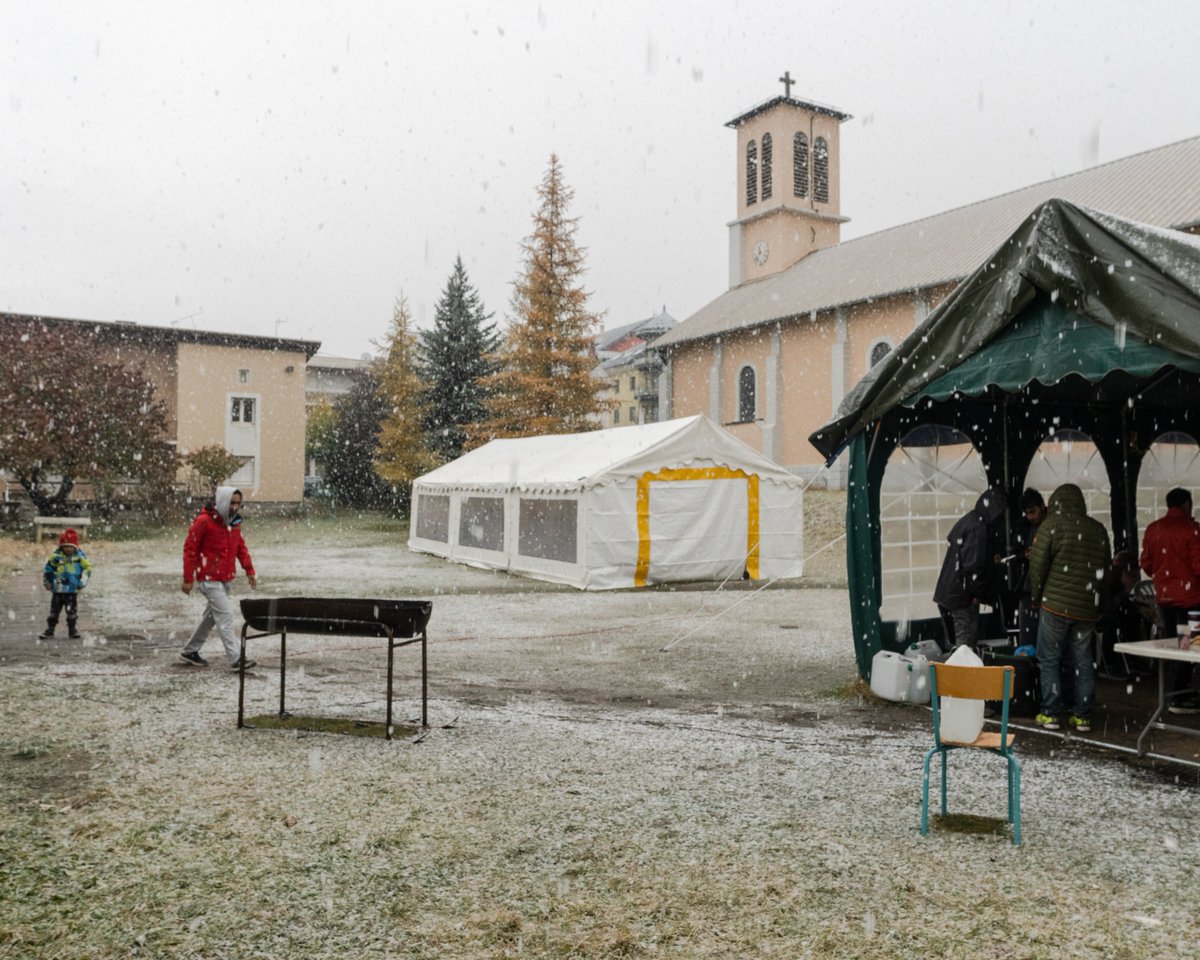 [1/3] 3 novembre, 3ème jour de la trêve hivernale. La situation est dramatique. Alors que les premières neiges arrivent, 60 personnes ont dormi dans la salle paroissiale et dans des tentes, alors que les températures sont négatives. Toujours aucune nouvelle des pouvoirs publics.