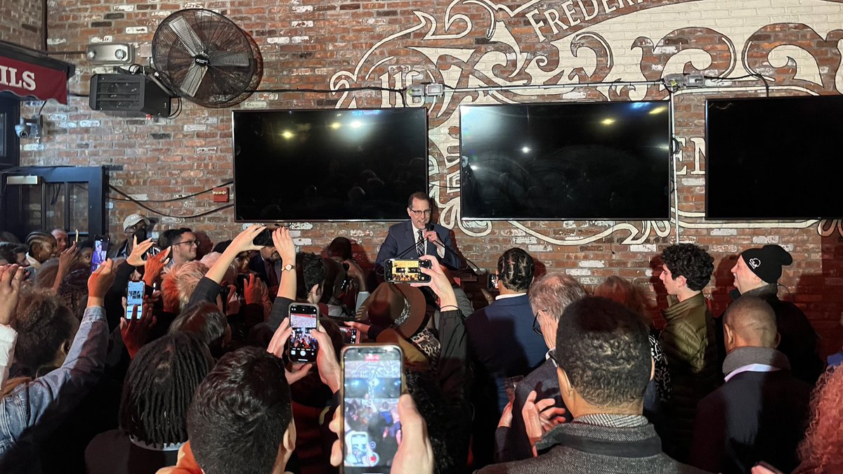 TeamLevineNYC's tweet photo. We were thrilled to join #TeamBragg and a huge crowd of supporters last night to celebrate the victories of @MarkLevineNYC and @AlvinBraggNYC.
We’re so excited for the future of Manhattan, and ready to get to work to create a more equitable, greener, & healthier borough for all. https://t.co/bwo0vdzYaH