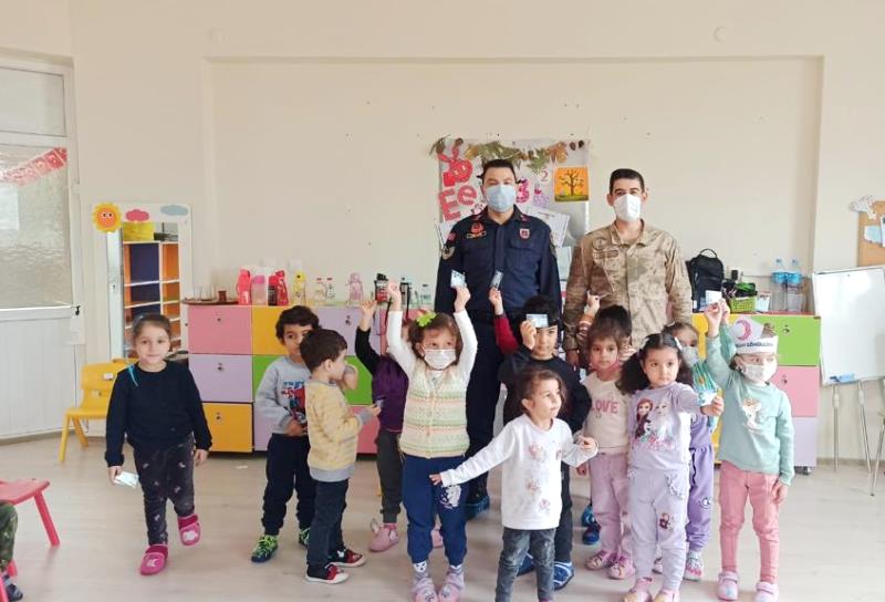 denizdibi444's tweet photo. Jandarma'dan Öğrencilere Trafik Eğitim Semineri. - 'Trafik Dedektifleri Projesi' kapsamında Yeşilyurt İlçesi Konak mahallesinde bulunan Ay Yıldız Anaokulunda Malatya İl J.K.lığı 14.J.Trf.Tim K.lığınca Trafik Eğitim Semineri verildi. https://t.co/OnixFBLNrR https://t.co/WJ2Z5GjdeV