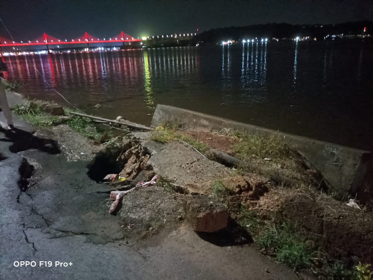 prudentgoa's tweet photo. Side portion of Ribandar Causeway collapses; traffic police on spot; PWD informed https://t.co/GwcYmxb6Jp