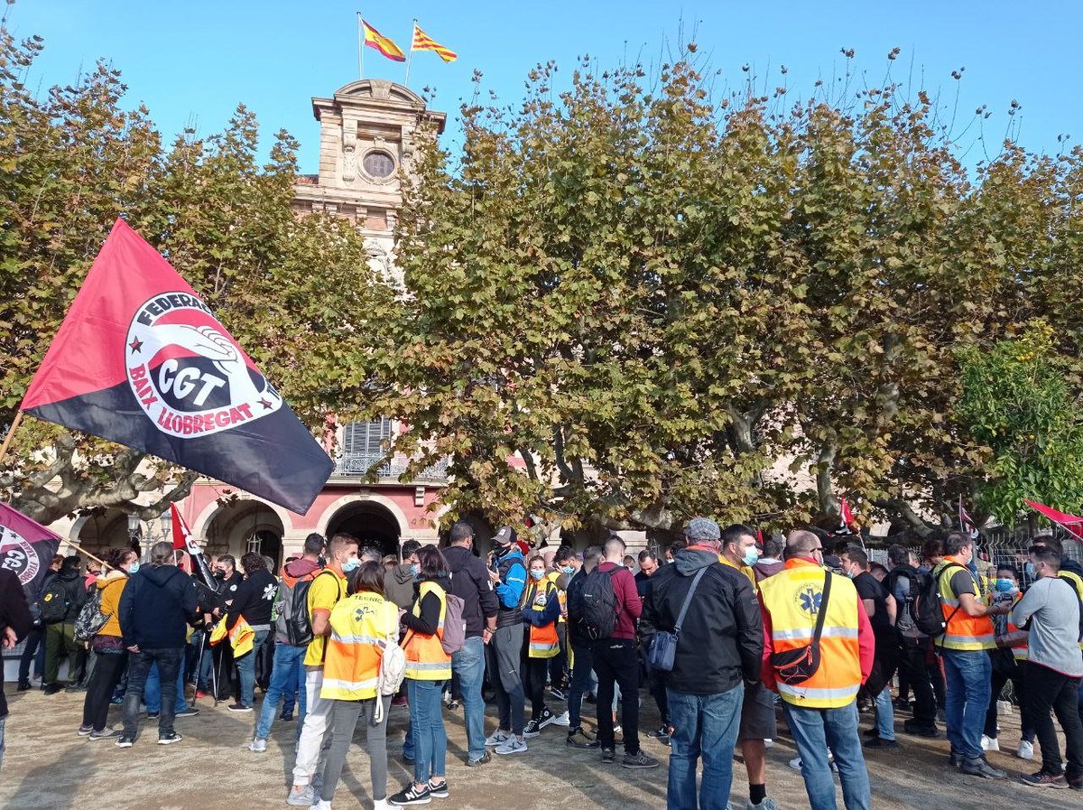 podem_cat's tweet photo. Avui ens hem sumat a la concentració dels subcontractats del #061diuprou i els tècnics d’emergències davant el Parlament per reclamar la fi de les subcontractacions.

Tot el suport en la vostra lluita per unes condicions dignes i la internalització ✊

#vaga061
#Tècnicsenlluita https://t.co/pNpRFPJEre