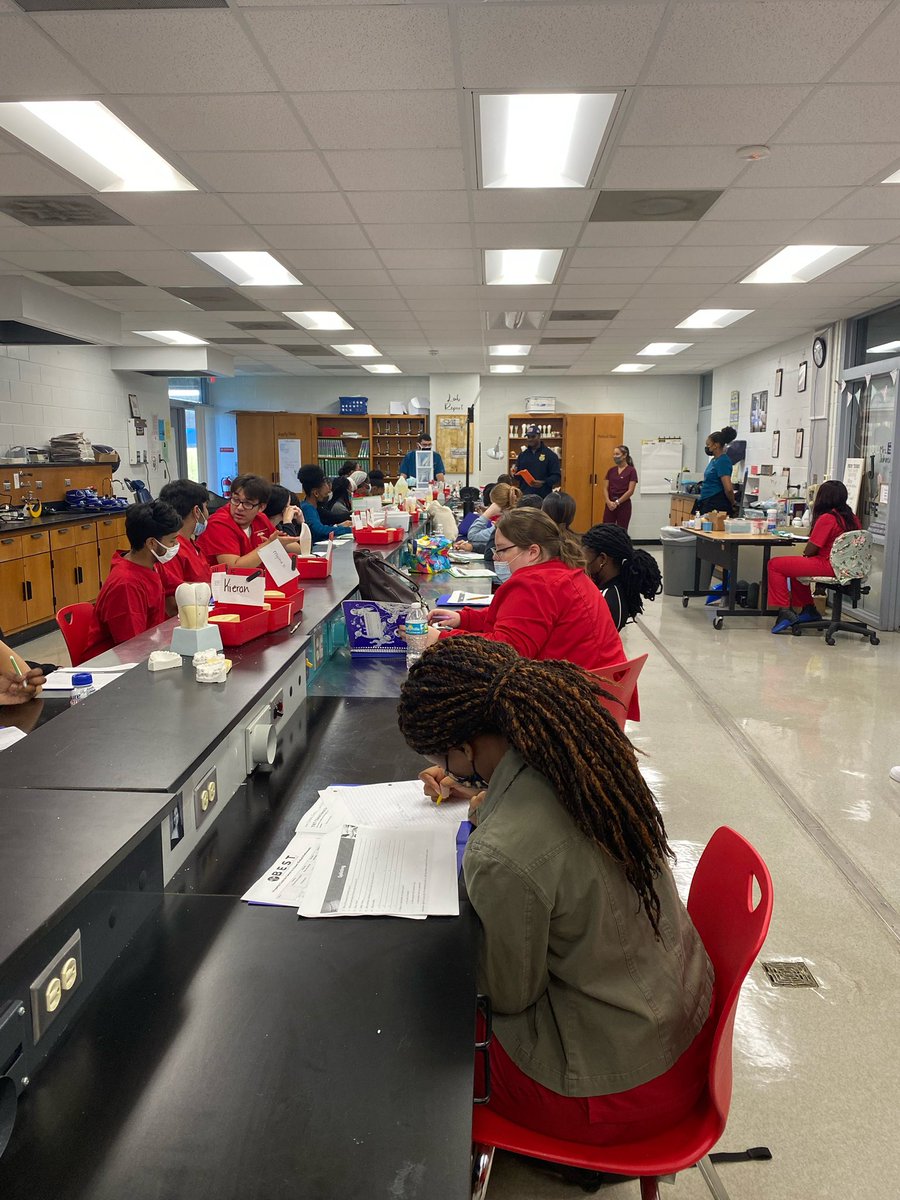 myTBThs's tweet image. Thank you to Dr Frederick and Kevin Richardson with the B.E.S.T. Academy who have coordinated an a outstanding experience for our Senior Academy of Health Professions students today! @SDHCMagnet 

#TampaBayTech #TBT #TechTechTech #TitanPride #over50yearsStrong #HighSchool #SDHC