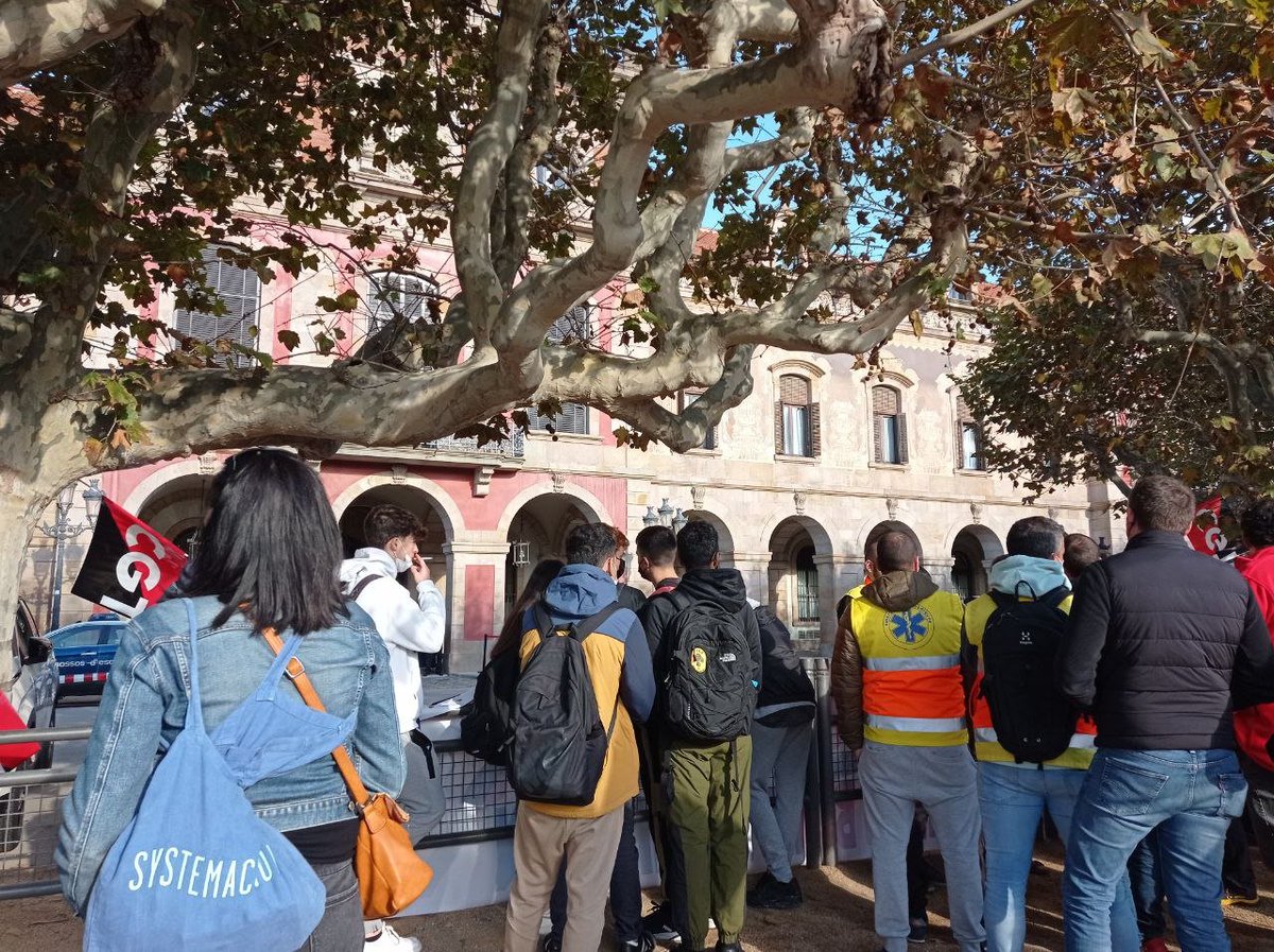 podem_cat's tweet photo. Avui ens hem sumat a la concentració dels subcontractats del #061diuprou i els tècnics d’emergències davant el Parlament per reclamar la fi de les subcontractacions.

Tot el suport en la vostra lluita per unes condicions dignes i la internalització ✊

#vaga061
#Tècnicsenlluita https://t.co/pNpRFPJEre