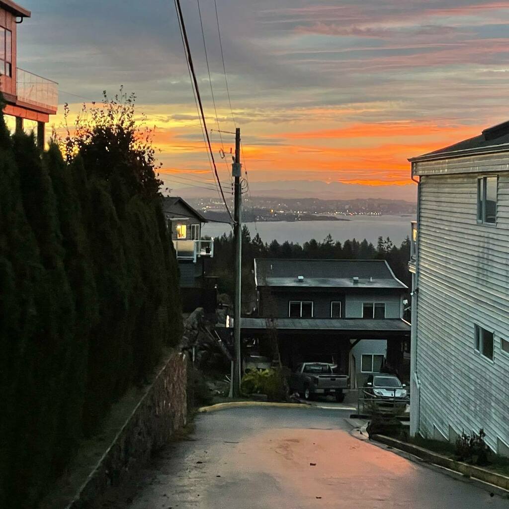 kevinyoungblut's tweet photo. Good morning. Have a great Wednesday. #yyj #trianglemountain https://t.co/bDmuPmRGSl https://t.co/2dokDKmGfM