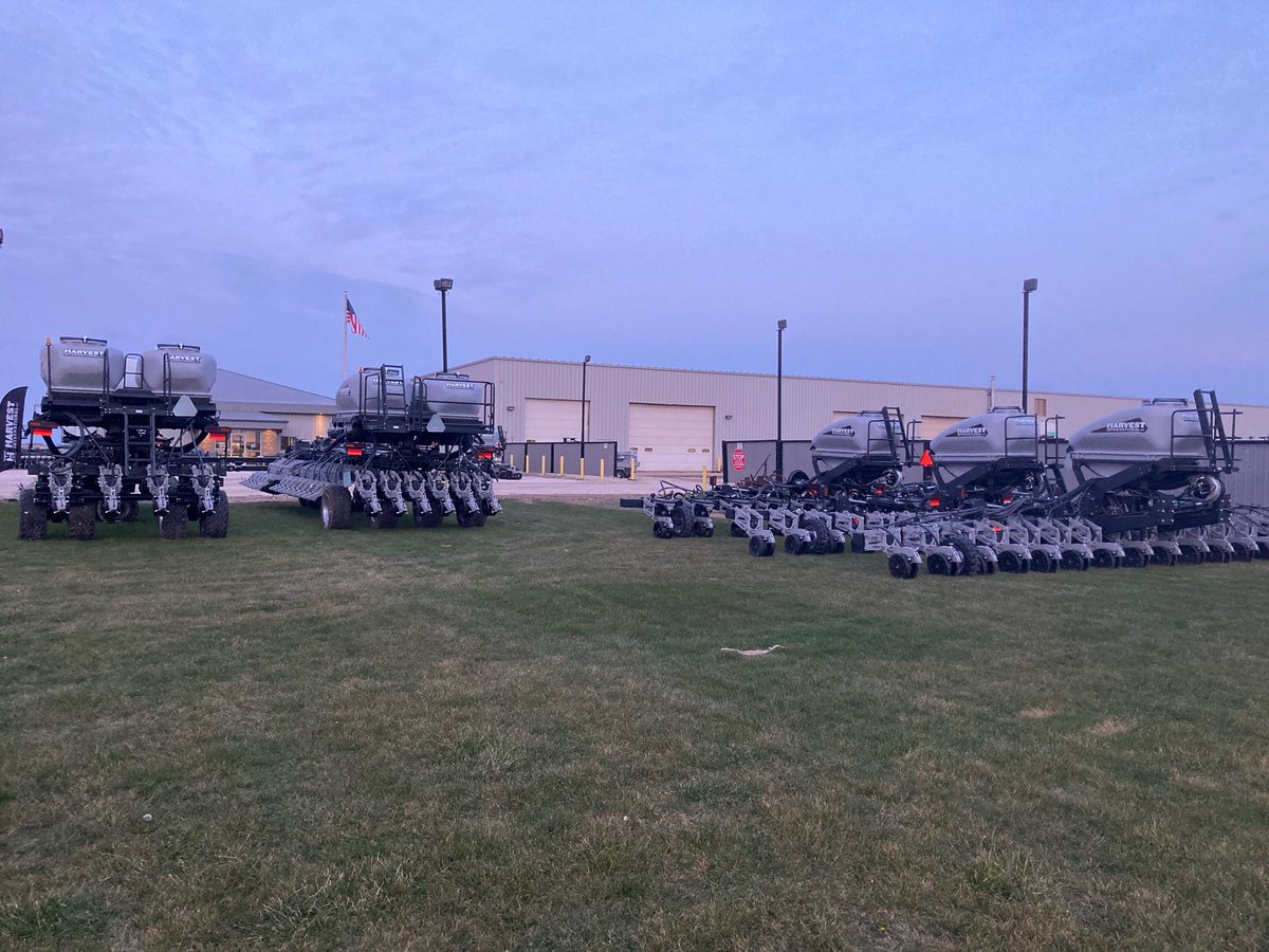 Happy hump day 🐪 from Storm Lake, Iowa! Today is planter bar training and we are here for it.