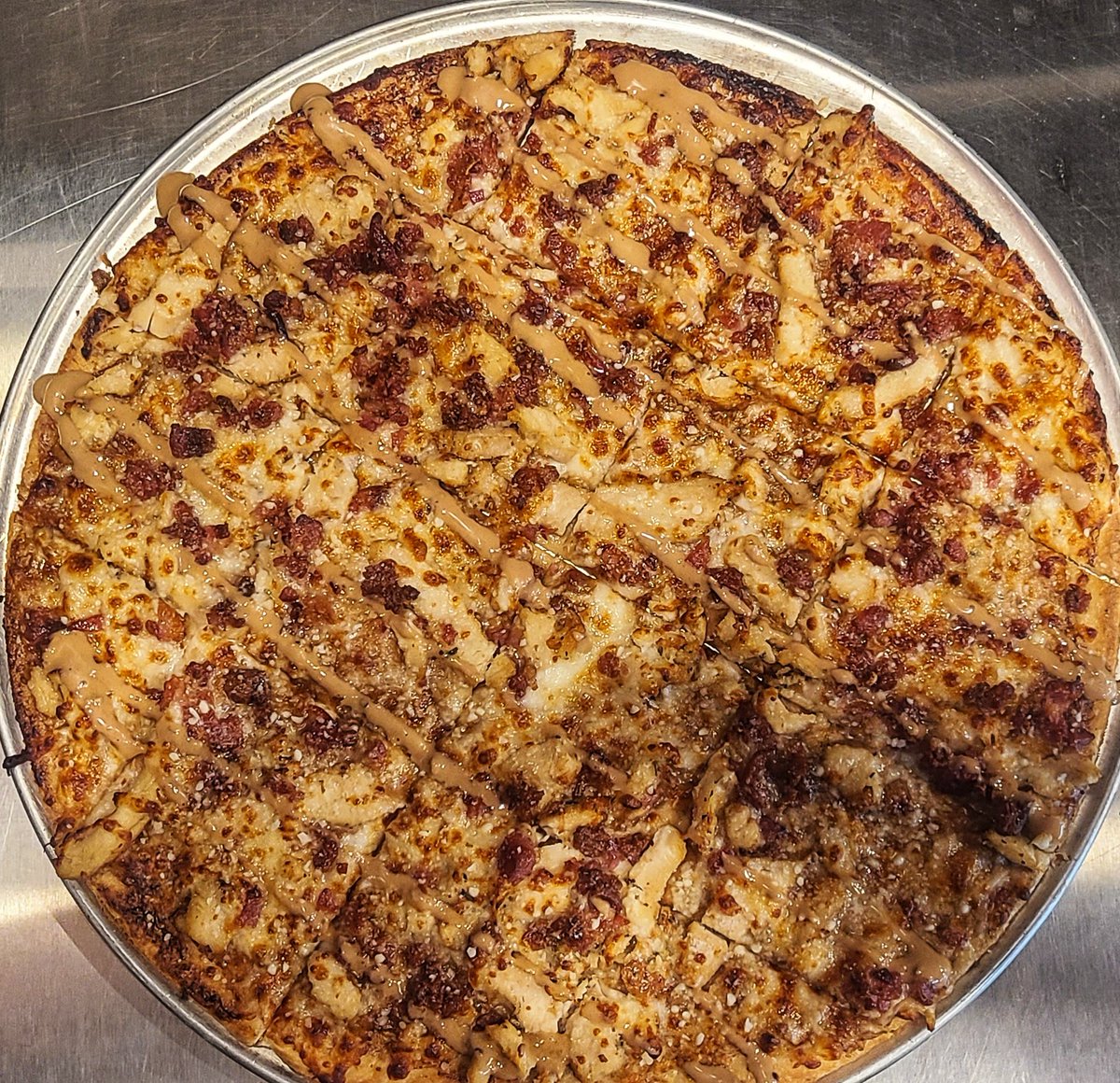 KcPickleman's tweet photo. Asiago Chicken Pizza!! It's original, it's exclusive and it is Delicious with a capital D!! #picklemansgourmetcafe #Pizza #powerandlightkc #downtownkc #waldokcmo #westportkc #kansascity #kcfoodie https://t.co/NhD02ZYAWS