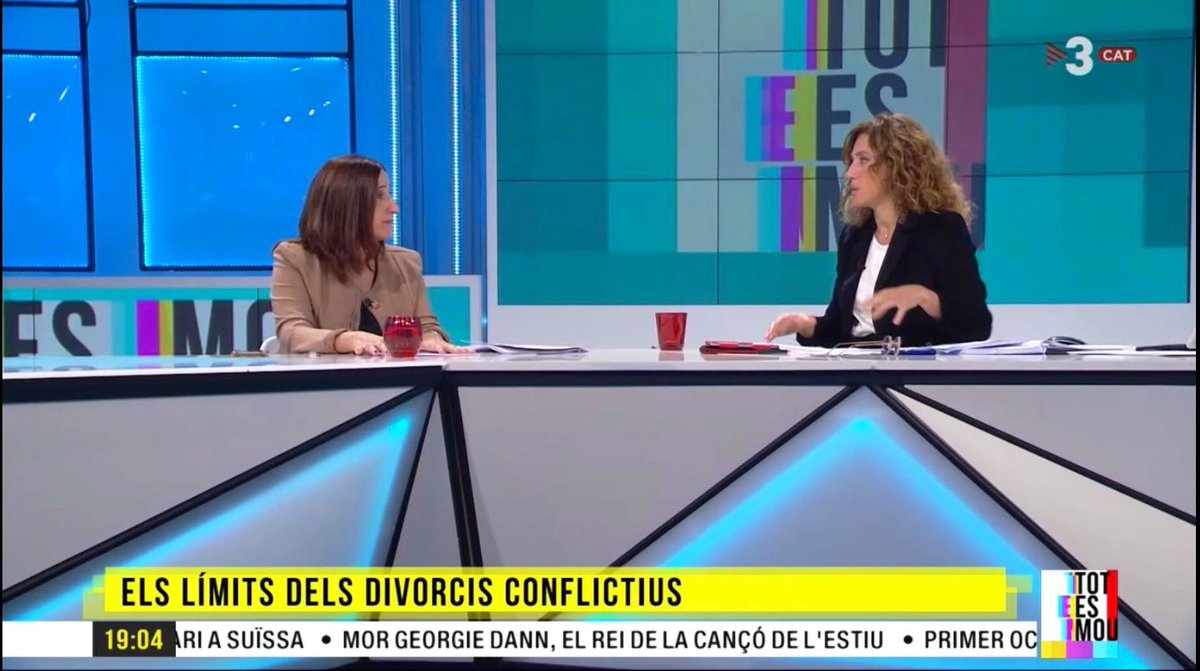 AnnaBozaAbogada's tweet photo. 🔴Avui a #TotEsMouTV3 @HelenaGMelero per parlar de la potestat parental i #Divorcis i 🔺Fins on poden arribar les separacions conflictives? 
🔺Hi ha el risc que els fills siguin manipulats pels progenitors? 
🔺Sustracció de menors, com els protegeix la justícia? #FavorFilii https://t.co/j2u26RCDjf