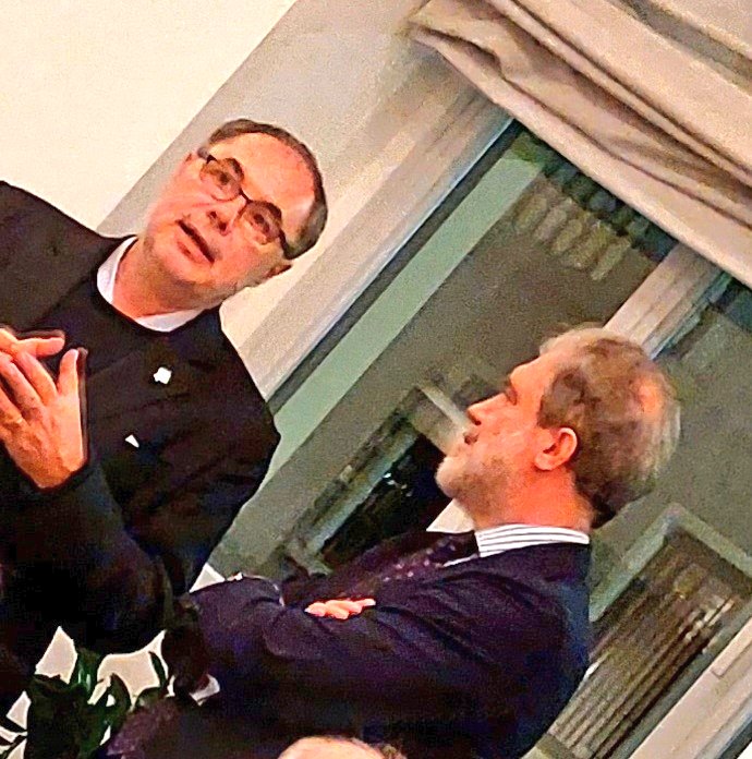 #Golosaria2021 #Milano
Passa anche dal #GardaDoc
(1996): 10 realtà lombardo-veneto bollicine e #nonsolo (21 mil bott.) , metodo charmat o classico senza troppe regole
Tutti insieme a brindare a <a href="/Golosaria/">Golosaria</a>
#cibo #food #cucina #Vino