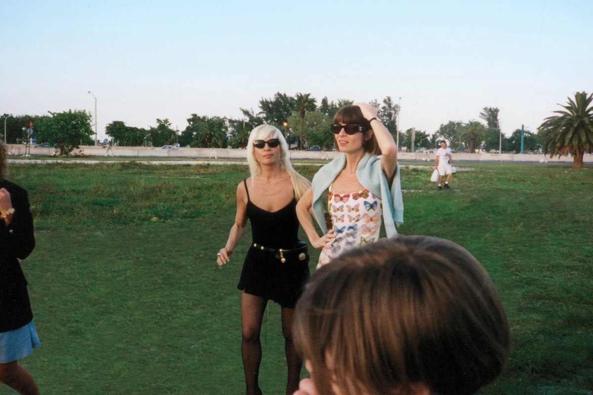 pradachurch's tweet photo. donatella versace &amp; anna wintour https://t.co/7q4fZyckry