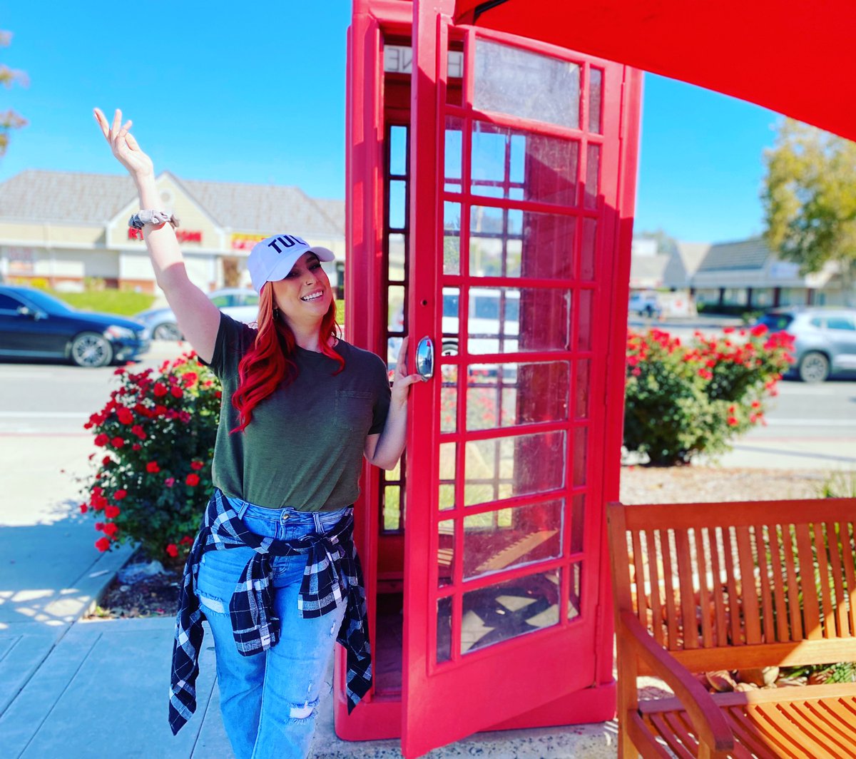 nataliecleve's tweet photo. No Clark Kent or Superman in here but I’m ready I’m ready to take on the day. 
My mom and I had lunch at this British American cafe and the owner told us we were having what they call a chinwag, a good ol girl talk. ❤️ https://t.co/LDKtz9tBgA