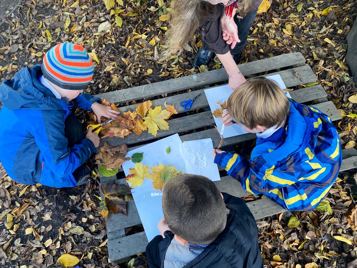 MissCleaver's tweet photo. ๐๐This afternoon we went outside to learn about autumn. ๐We worked with a partner to create some autumnal natural art ๐๐#vpsea https://t.co/CEYBLmT7gs