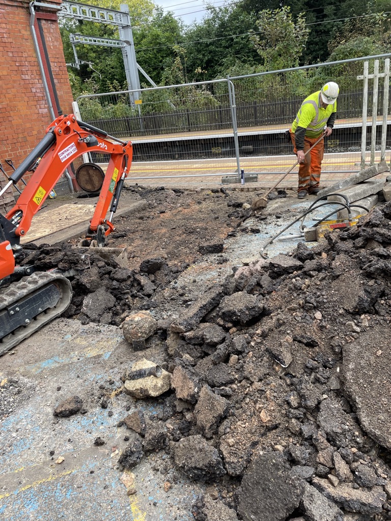 Pro_Tar's tweet photo. Little job we started today. Small civils and asphalt job installing a new ramp down on to the platform at Pangbourne Railway Station 🚟 👷🏽‍♂️
More pictures too follow when the works are completed.

#commercialsurfacing #railwaysurfacing #surfacingcontractor #civilengineering https://t.co/5AFnR5BRLT