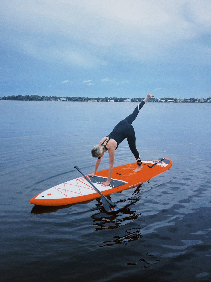 I hear the fear of face planting on a paddle board is suppose to make you fit… so I gave it a try 

@torysport @toryburch