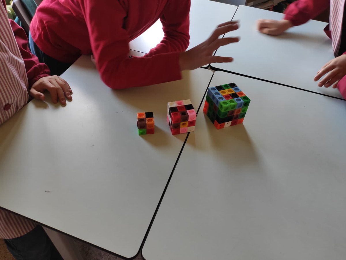 vedrunamanlleu's tweet photo. Els de 6è  estem treballant les potències i hem utilitzat els multicubs per poder entendre millor els quadrats i els cubs d' un nombre #escolacompetent #intesament #vedrunacatalunya #Manlleu https://t.co/VQlHC9dRqx