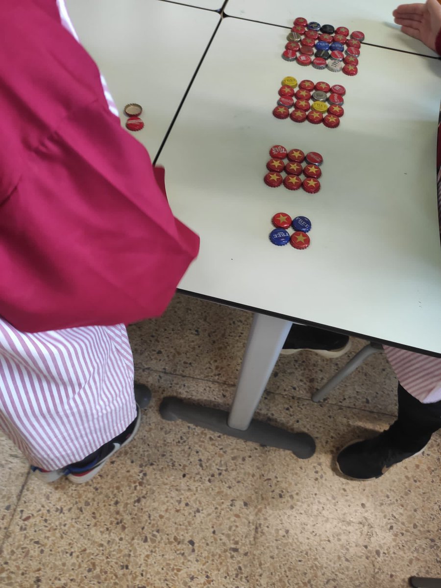 vedrunamanlleu's tweet photo. Els de 6è  estem treballant les potències i hem utilitzat els multicubs per poder entendre millor els quadrats i els cubs d' un nombre #escolacompetent #intesament #vedrunacatalunya #Manlleu https://t.co/VQlHC9dRqx
