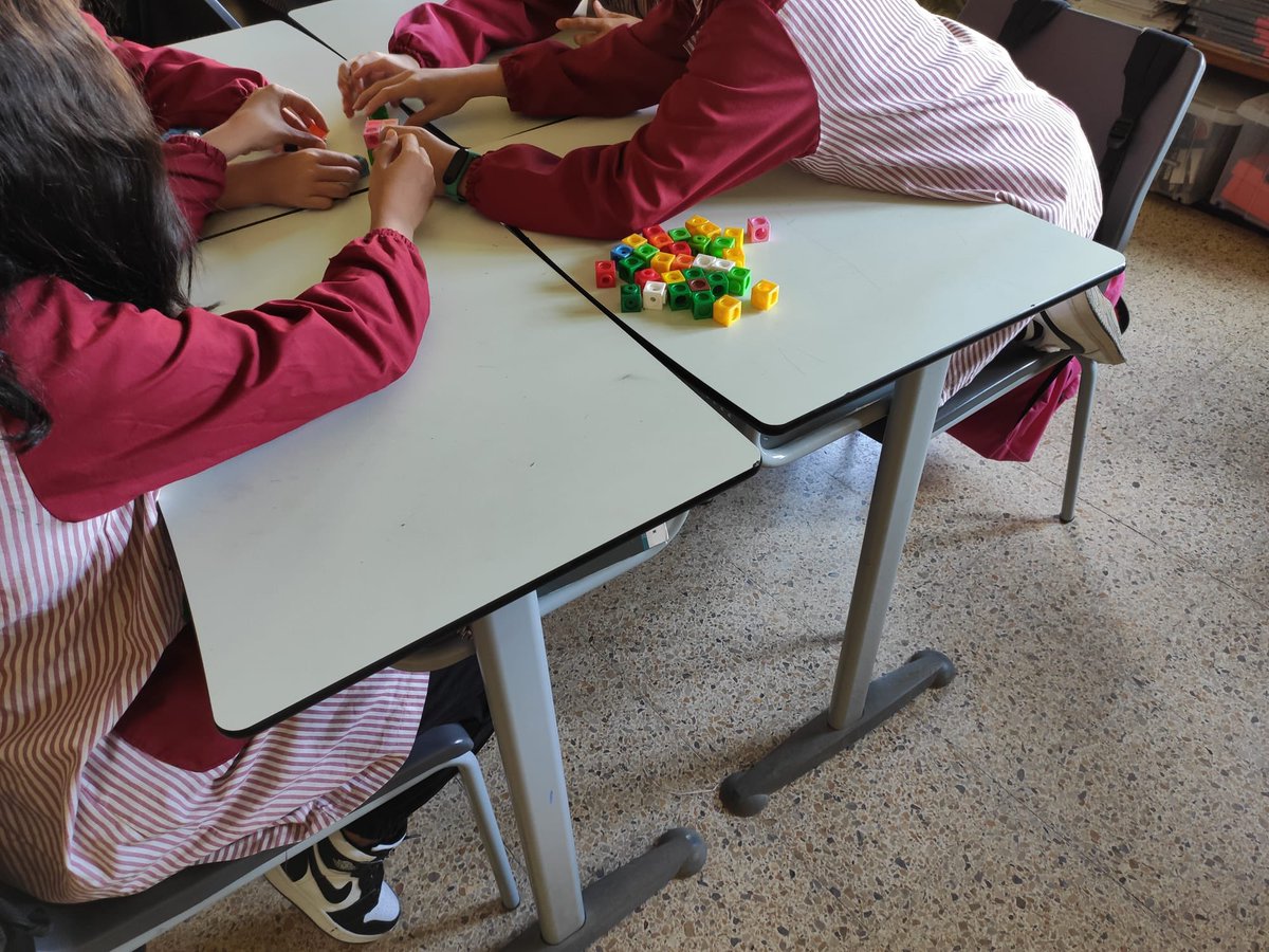 vedrunamanlleu's tweet photo. Els de 6è  estem treballant les potències i hem utilitzat els multicubs per poder entendre millor els quadrats i els cubs d' un nombre #escolacompetent #intesament #vedrunacatalunya #Manlleu https://t.co/VQlHC9dRqx
