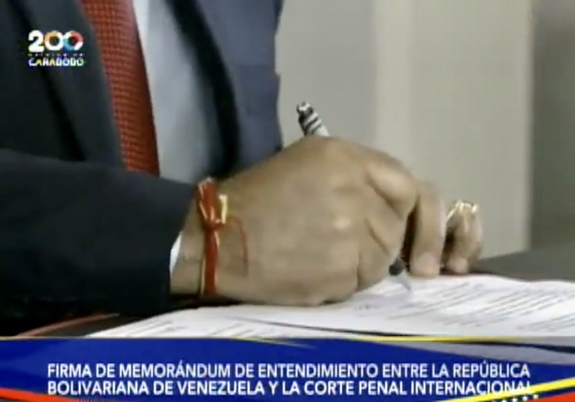 fuenteseliz's tweet photo. Alguien sabe el significado de esa tirita roja que lució Nicolas Maduro durante la firma de entendimiento con el Fiscal de la CPI? https://t.co/JXLUCYlcPD