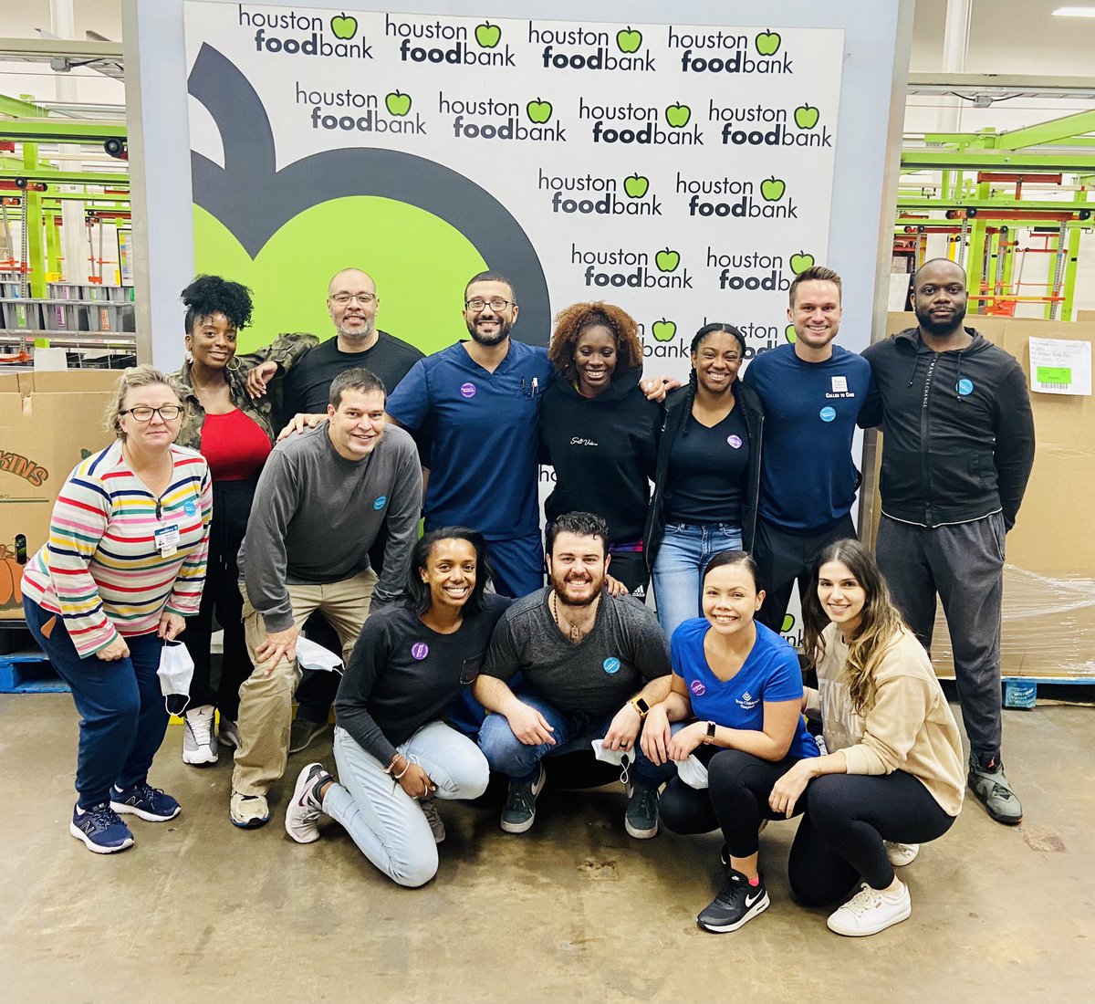 Vet2Med's tweet photo. @BCMEmergencyMed residents and attending physicians taking our #service beyond the hospital doors! 
@TheEMIMdoc 
@HoustonFoodBank #EmergencyMedicine #CommunityEngagement https://t.co/vPuN7uliJQ