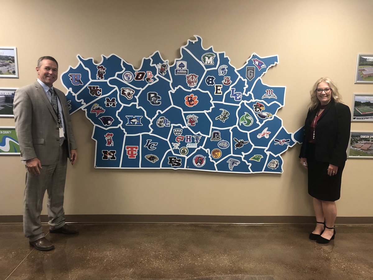 TammyNewcome's tweet photo. Sharing KASA updates at GRREC coop meeting today- same goal- serving Ky school districts. Thanks @GRRECexec ! Loved your Executive Director Lending Library. @KASAEdLeader #proudKASAmember #LoveKyPublicSchools @GRRECKY https://t.co/voLKQr1U1i