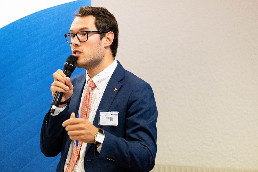 DidierMorard's tweet photo. Modération le 22 octobre du 20e forum économique rhodanien, qui réunit les acteurs économiques le long du Rhône, de Gletsch à Marseille. Invités notamment : Pascal Couchepin et André Borschberg. Avouez que la dernière photo colle bien avec ce type de journée : la réflexion 😂 https://t.co/pZVMoJ6p64