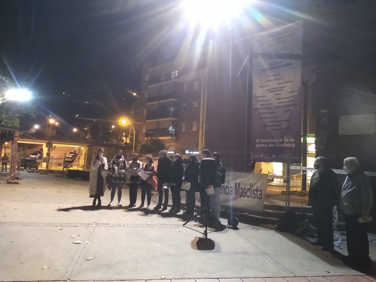 StVicencECPodem's tweet photo. ⚫️Convocades per la Taula d'Igualtat com cada primer dimecres de mes, ens hem concentrat avui en record de les darreres dones assassinades per #ViolenciaDeGénero i en suport a la jove de només 16 anys ingressada a l'UCI víctima d'una brutal agressió sexual a #Igualada #NiUnaMenos https://t.co/VJlcqTfsAY