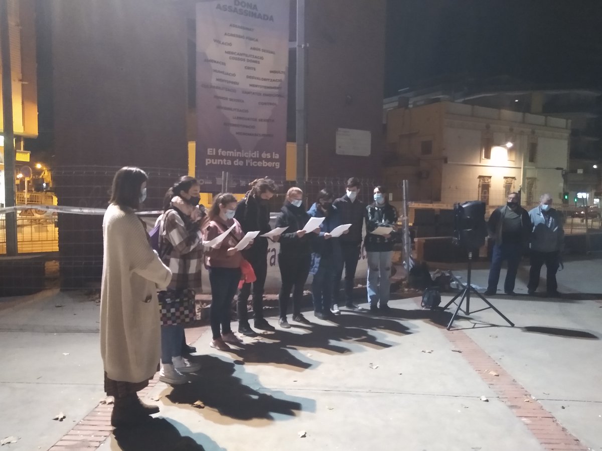 StVicencECPodem's tweet photo. ⚫️Convocades per la Taula d'Igualtat com cada primer dimecres de mes, ens hem concentrat avui en record de les darreres dones assassinades per #ViolenciaDeGénero i en suport a la jove de només 16 anys ingressada a l'UCI víctima d'una brutal agressió sexual a #Igualada #NiUnaMenos https://t.co/VJlcqTfsAY