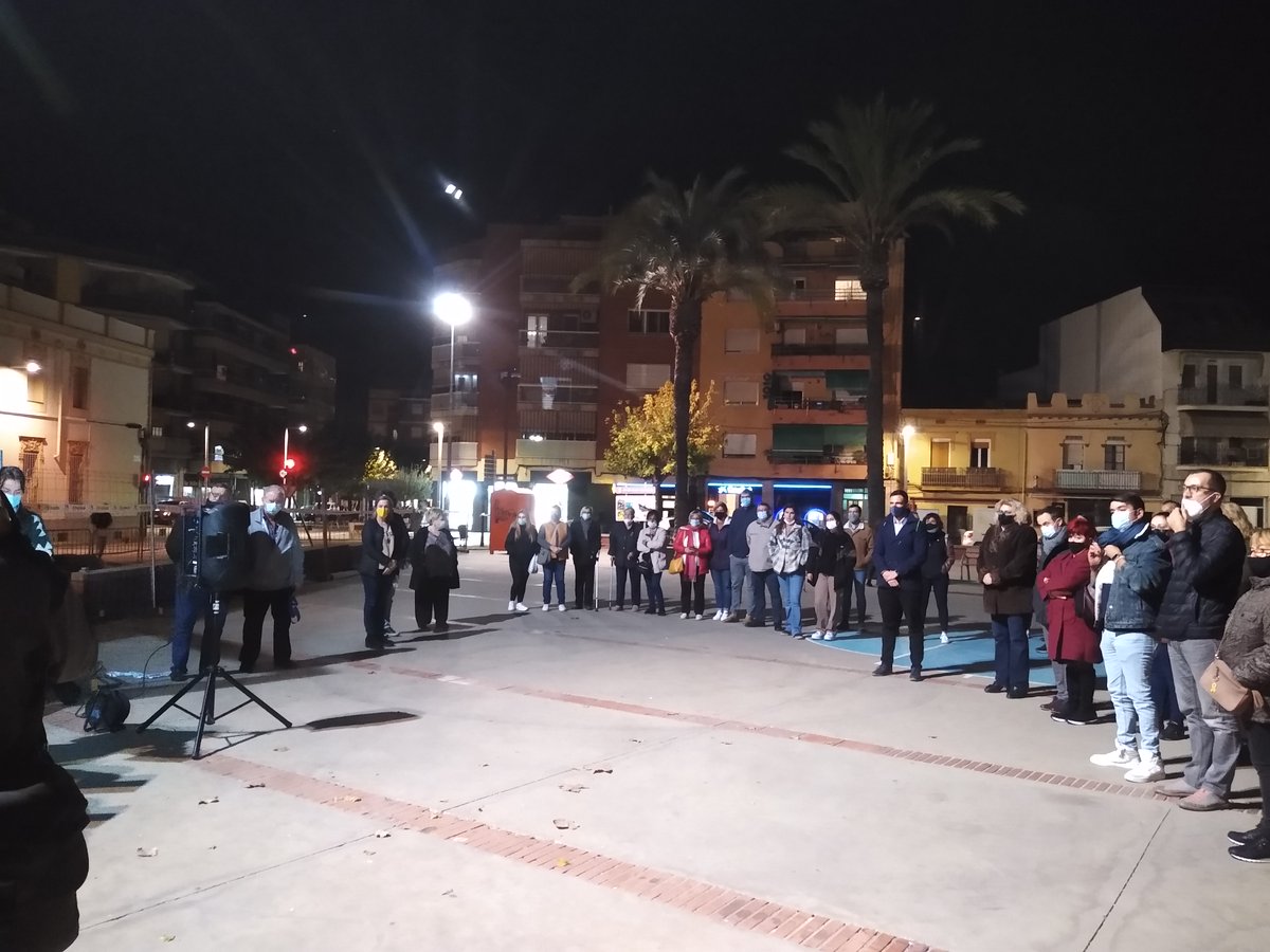 StVicencECPodem's tweet photo. ⚫️Convocades per la Taula d'Igualtat com cada primer dimecres de mes, ens hem concentrat avui en record de les darreres dones assassinades per #ViolenciaDeGénero i en suport a la jove de només 16 anys ingressada a l'UCI víctima d'una brutal agressió sexual a #Igualada #NiUnaMenos https://t.co/VJlcqTfsAY