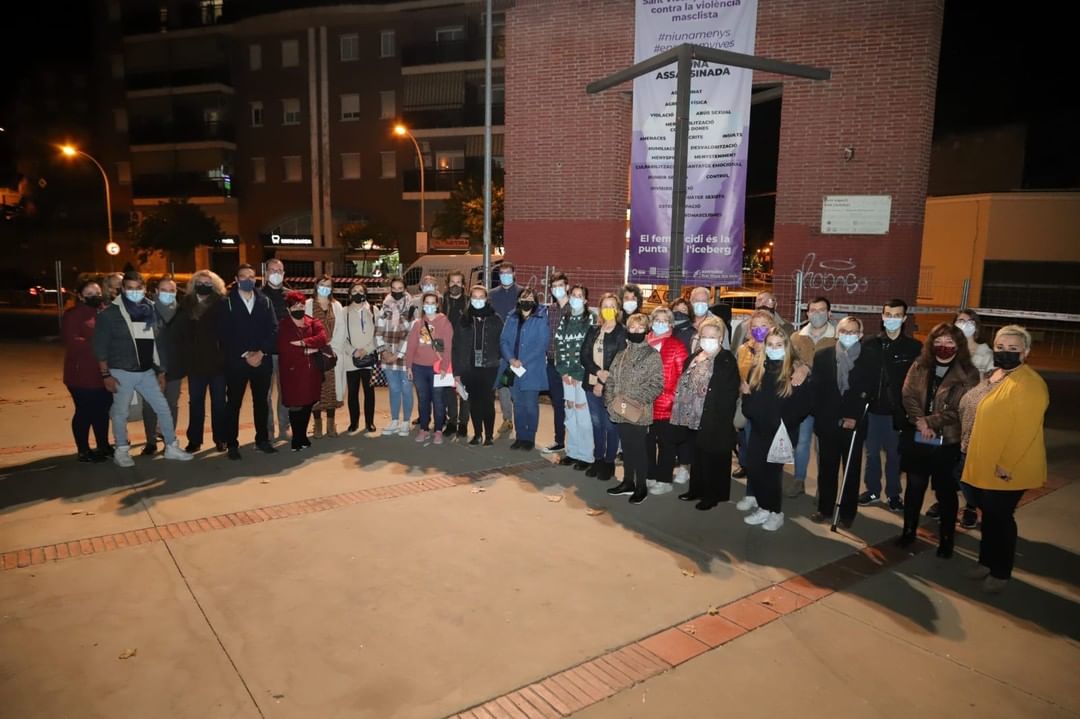 StVicencECPodem's tweet photo. ⚫️Convocades per la Taula d'Igualtat com cada primer dimecres de mes, ens hem concentrat avui en record de les darreres dones assassinades per #ViolenciaDeGénero i en suport a la jove de només 16 anys ingressada a l'UCI víctima d'una brutal agressió sexual a #Igualada #NiUnaMenos https://t.co/VJlcqTfsAY