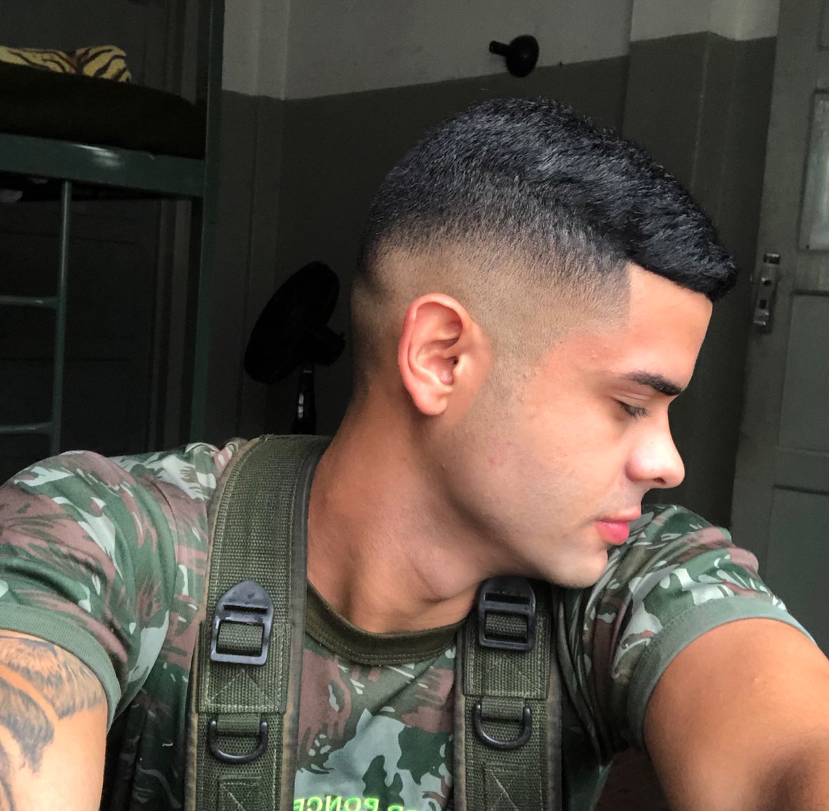 é uma mistura de postura e elegância🤴🏻