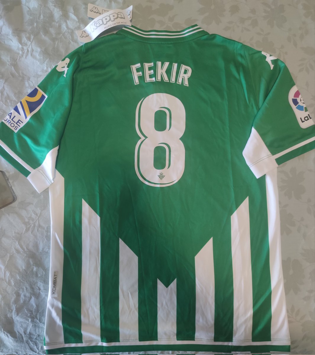 JuanPach9's tweet photo. Si el @RealBetis gana en Colonia frente al @bayer04_es sortearé la camiseta de @NabilFekir, firmada y dedicada por él, entre quienes deis RT! 
Entrega en mano en Sevilla, o a cuenta del ganador.
Mucha suerte! Y musho Betis. https://t.co/98ds1MApTU