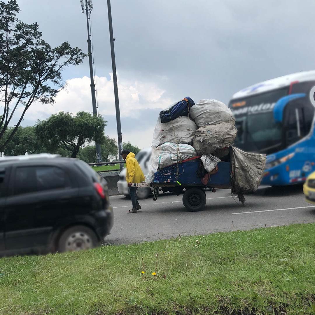 ProtoLABCol's tweet photo. La #Logística Inversa es fundamental en el proceso de recolección y reciclaje de residuos aprovechables, les compartimos una definición sencilla que nos ilustra de que trata.
¿Conocen al reciclador(a) de su barrio?

#economiacircular #reciclaje #prototipado #sostenibilidad https://t.co/ZvjzzUNmd8