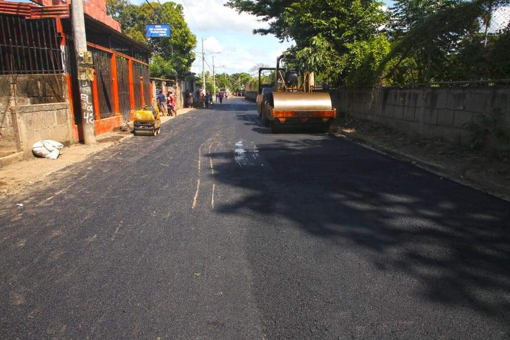 ZenzontleG's tweet photo. #NoviembreVictorioso | Nuestro Gobierno Sandinista, liderado por el Comandante Daniel y la Compañera Rosario, continúa garantizando a todo nuestro pueblo prosperidad, con mejores condiciones de vida, ejecutando programas y proyectos para vencer la pobreza.  ✊🏻🔴⚫🇳🇮 https://t.co/owdKdW7HDz