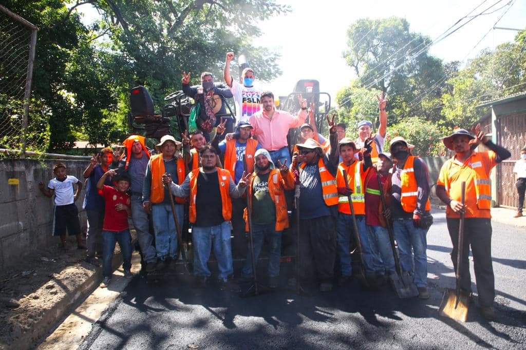 ZenzontleG's tweet photo. #NoviembreVictorioso | Nuestro Gobierno Sandinista, liderado por el Comandante Daniel y la Compañera Rosario, continúa garantizando a todo nuestro pueblo prosperidad, con mejores condiciones de vida, ejecutando programas y proyectos para vencer la pobreza.  ✊🏻🔴⚫🇳🇮 https://t.co/owdKdW7HDz