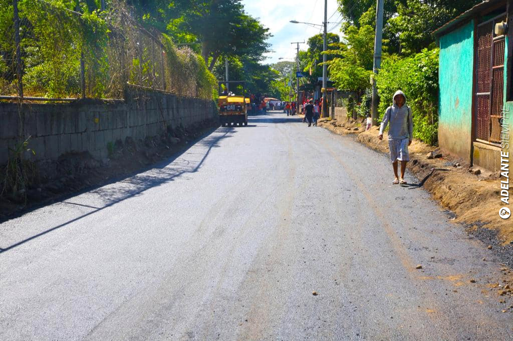 Este miércoles las familias del Barrio Monte Fresco-Villa Belén, en el Distrito VI de la capital, gozaran de nuevas calles asfaltadas. ✊🔴⚫🛣️
#ElManifiestoPlus
#Nicaragua 
#A4DiasDeLaVictoria