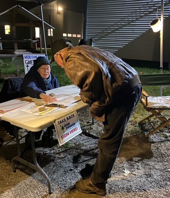 PineTreePower_'s tweet image. Still in awe of the incredible effort by volunteers collecting signatures at polls throughout Maine yesterday.

Here&apos;s Karen Gleeson in Northport last night, assisted by @JudyBerk who snapped this picture.

Thank you!

#MEPolitics #ReplaceCMP #ClimateActionNow #LetThePeopleDecide