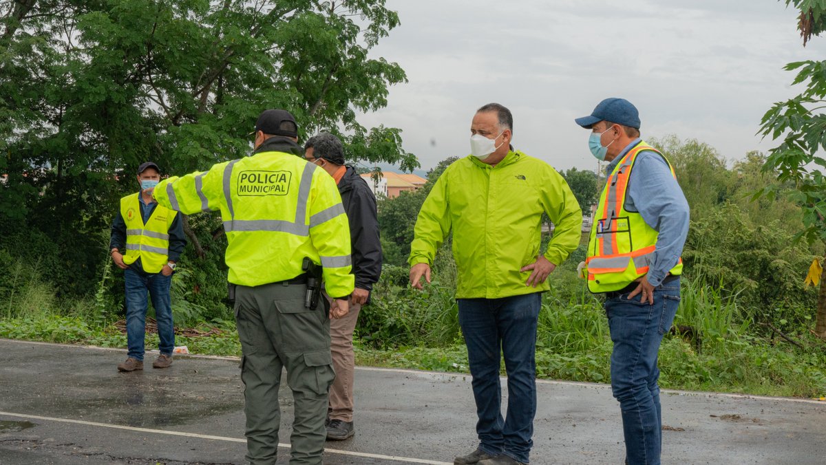 armandocalisps's tweet photo. Estuve en la Colonia El Roble supervisando los daños que ocasionó la lluvia del último día. Ya estamos trabajando para limpiar las calles afectadas por los árboles caídos y facilitando el acceso en la zona. https://t.co/u3ODLDkuxw